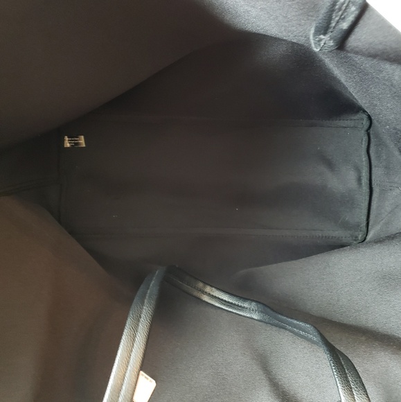 VICTORIA SECRET TOTE BAG NEW WITH/ CHARM - Picture 6 of 8